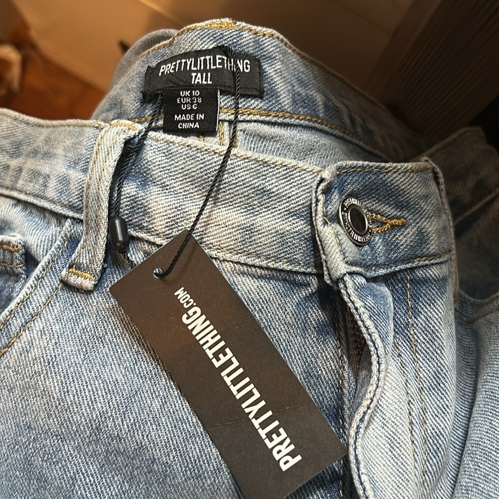 NWT PrettyLittleThing Tall - Distressed Cut Out Knee Jeans in Light Wash Blue - Picture 5 of 5